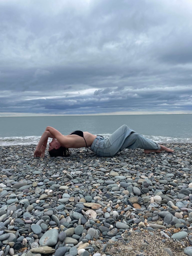 Klári halállás jógapózban vízparton (Matsyasana)